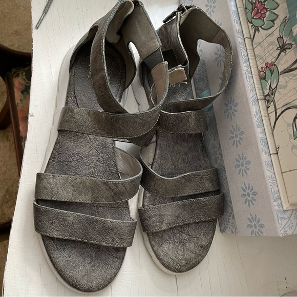 Eileen Fisher sandals - Picture 2 of 6